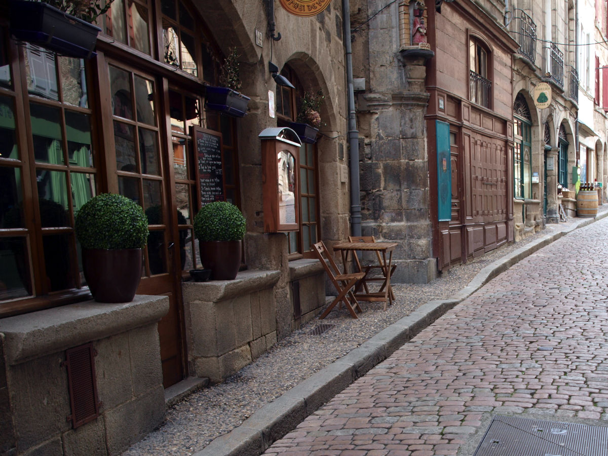 Les rues pavées du centre-ville du Puy-en-Velay