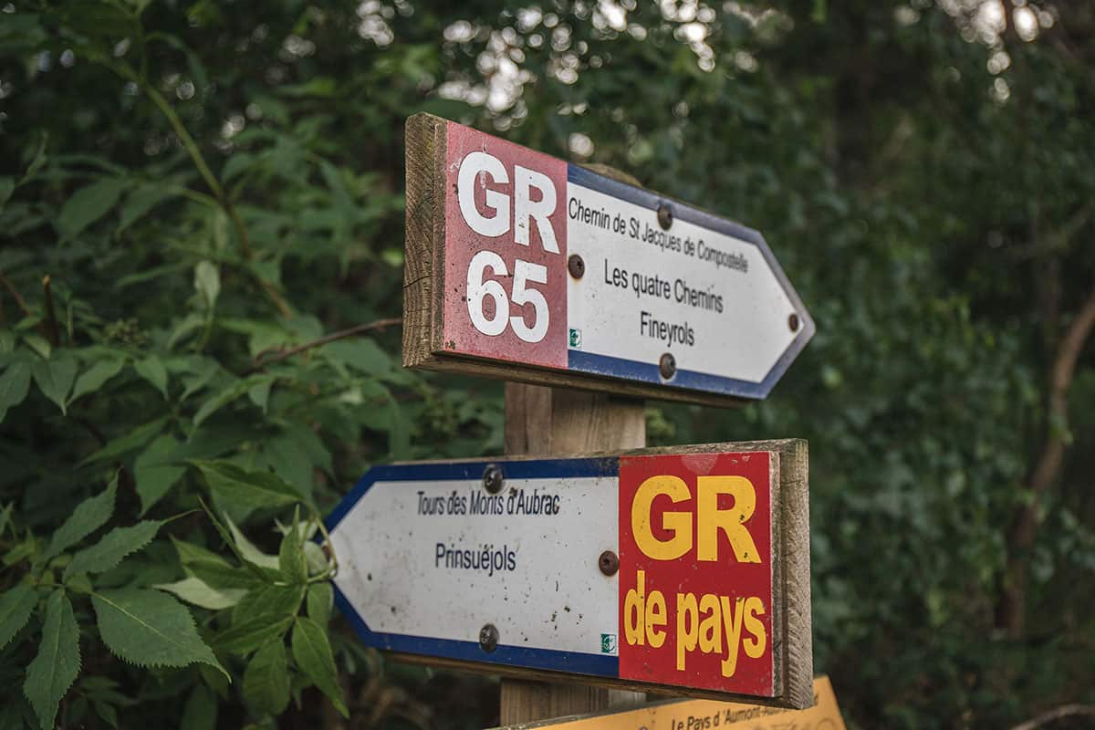 Panneaux directionnels de GR dans le Massif central