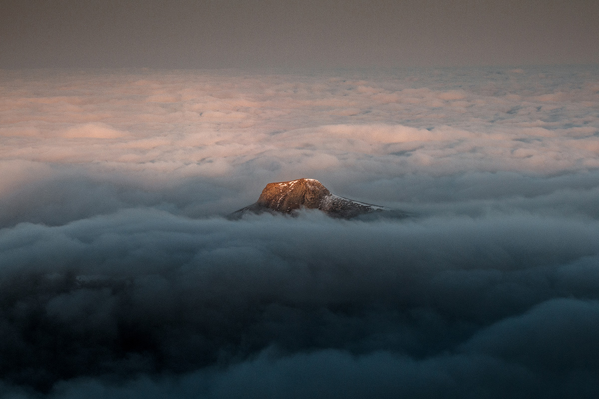 La Banne d'Ordanche dans une mer de nuages