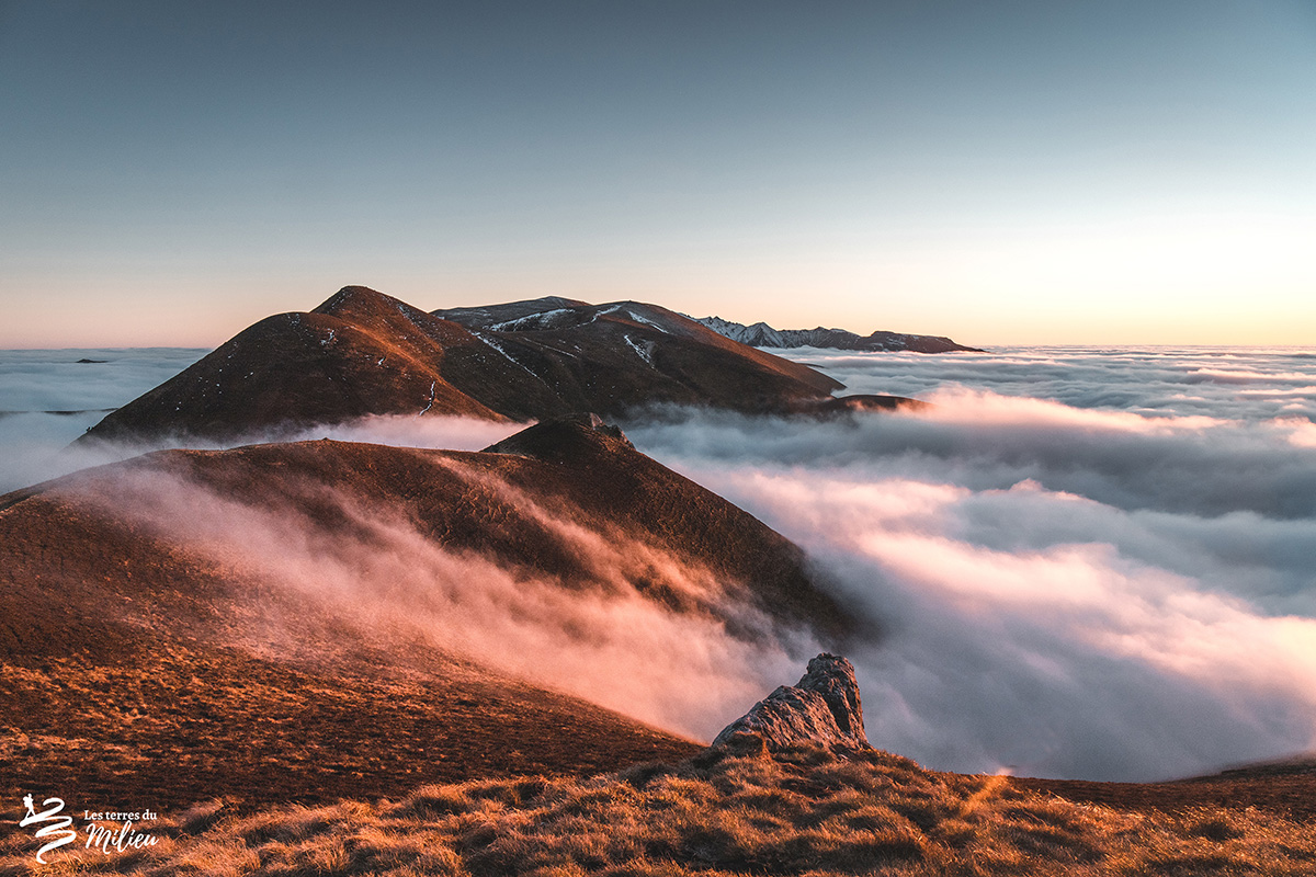 Le massif adventif dans le Sancy pris dans une mer de nuages