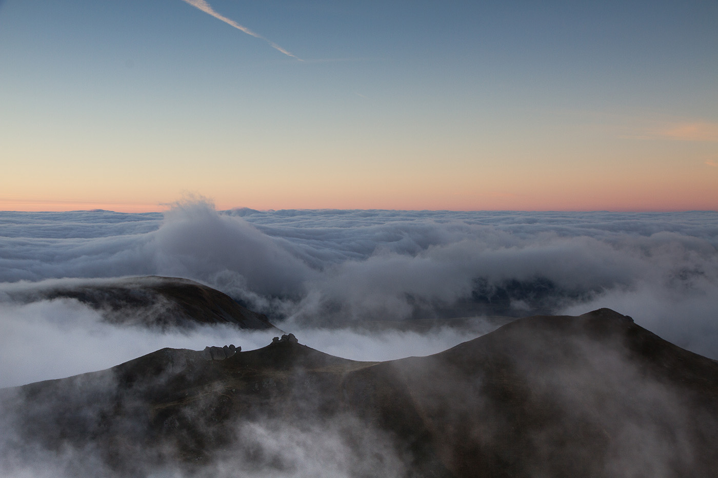 Mer de nuages au sommet du puy de Sancy en Auvergne