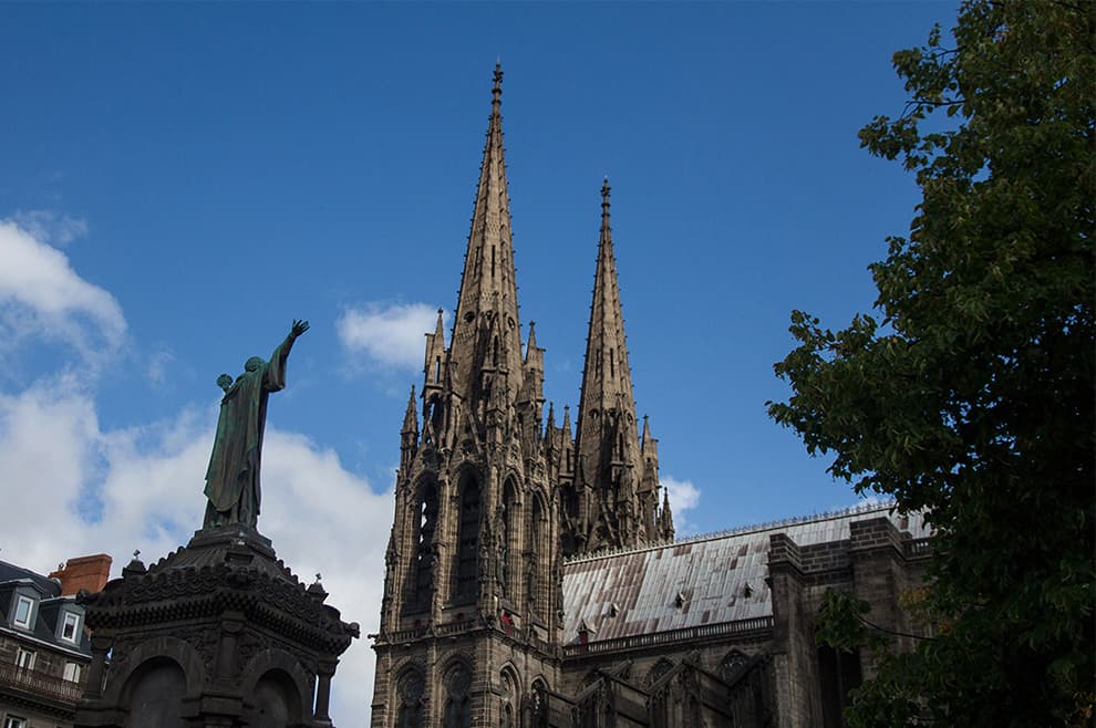 P.Villemejane La cathédrale de Clermont-Ferrand en Auvergne