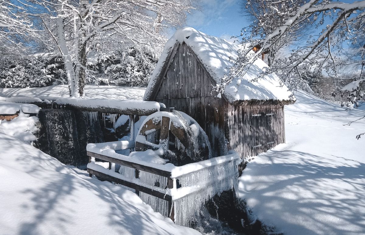 P. VIllemejane Moulin dans la neige à Murat-le-Quaire dans le Sancy