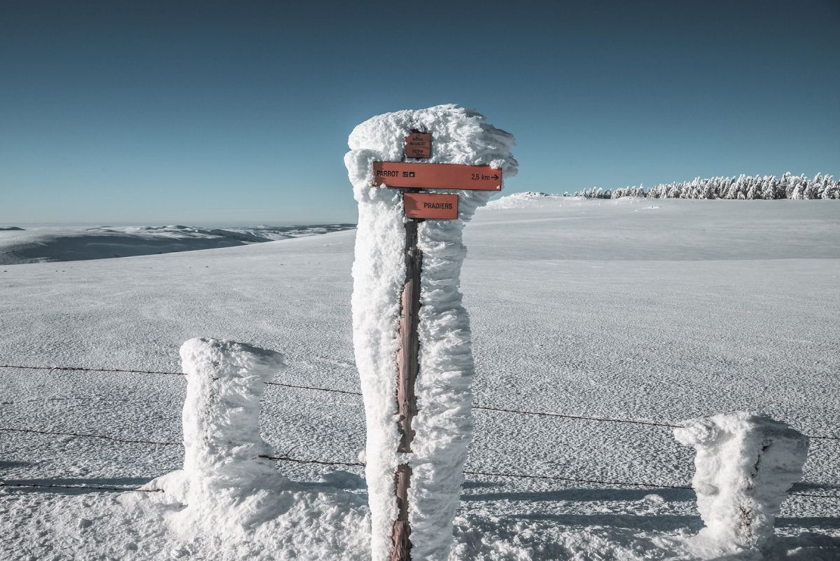Panneau gelé sur le plateau du Cézallier près du signal du Luguet