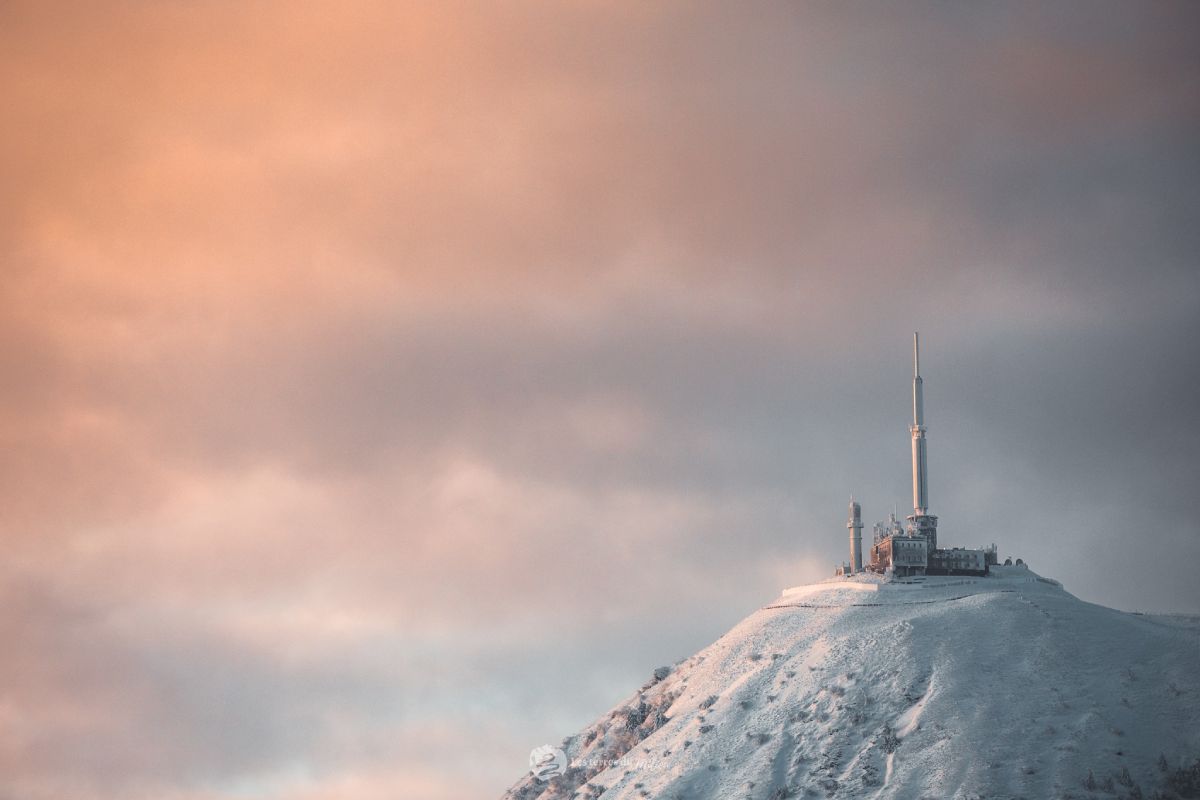 Sommet du puy de Dôme enneigé en Auvergne
