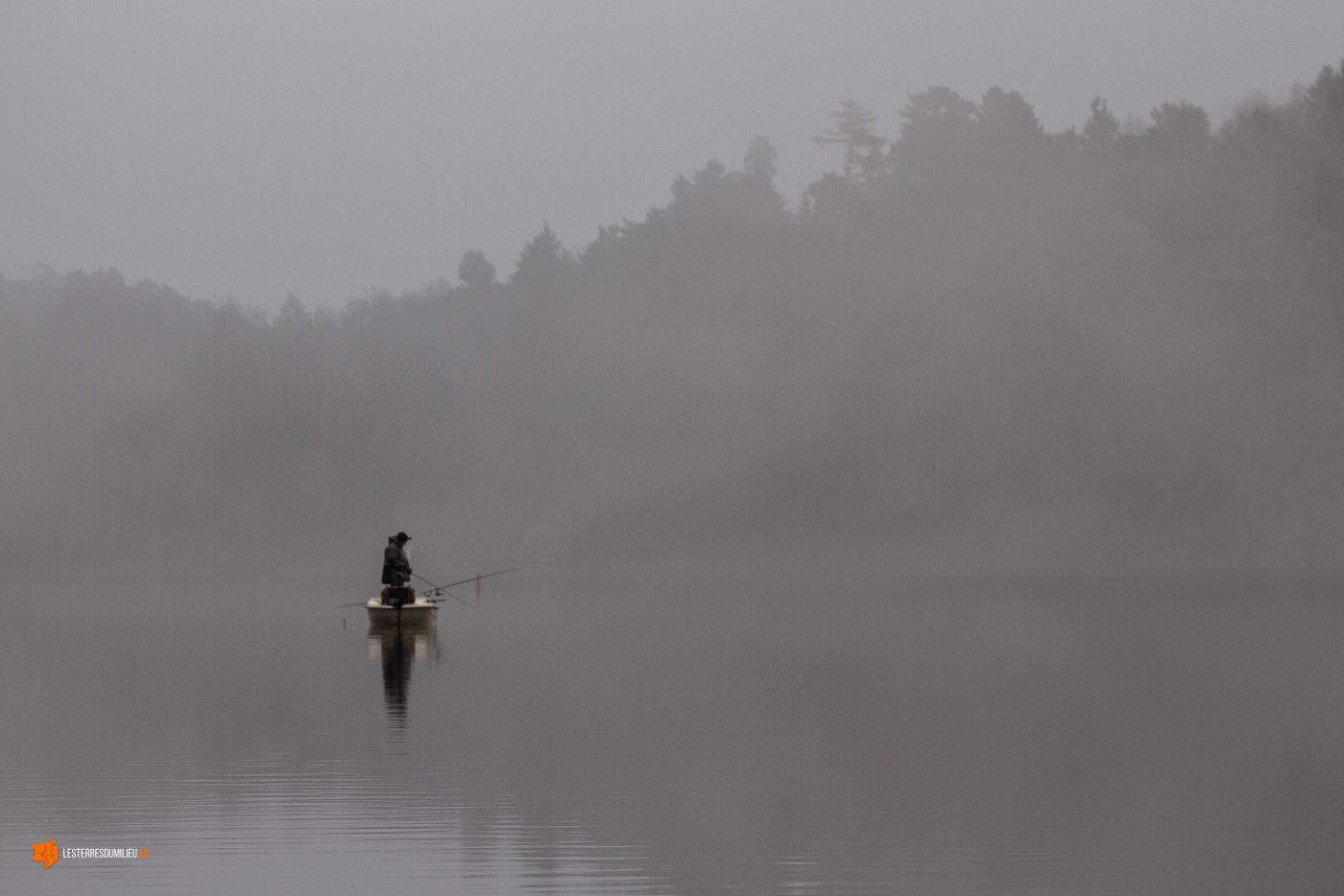 Pêcheur sur le lac d'Aydat