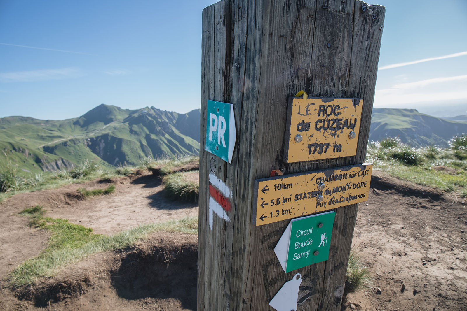 Panneaux au sommet du roc de Cuzeau