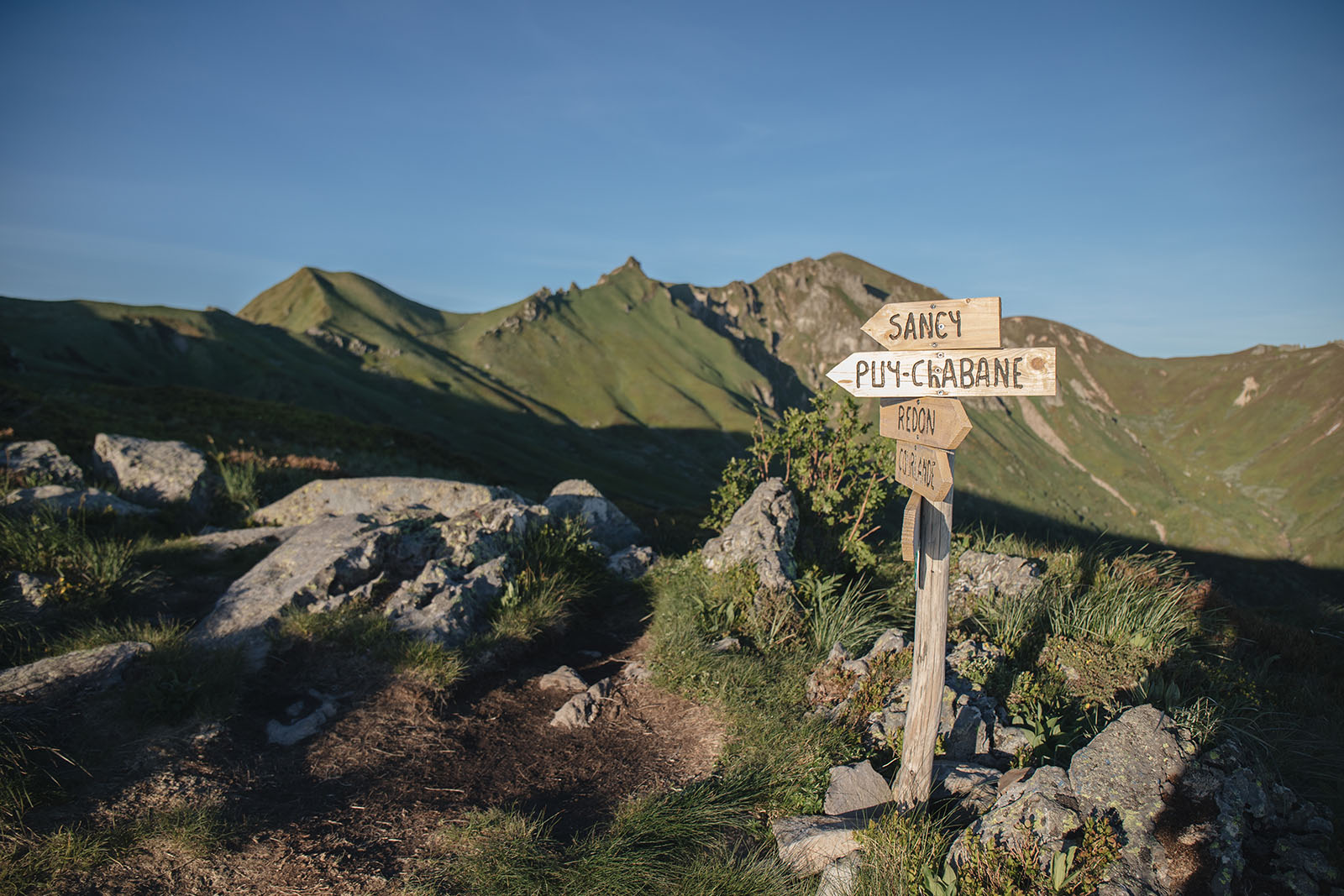 Panneaux près du puy de Chabane, à Chastreix-Sancy