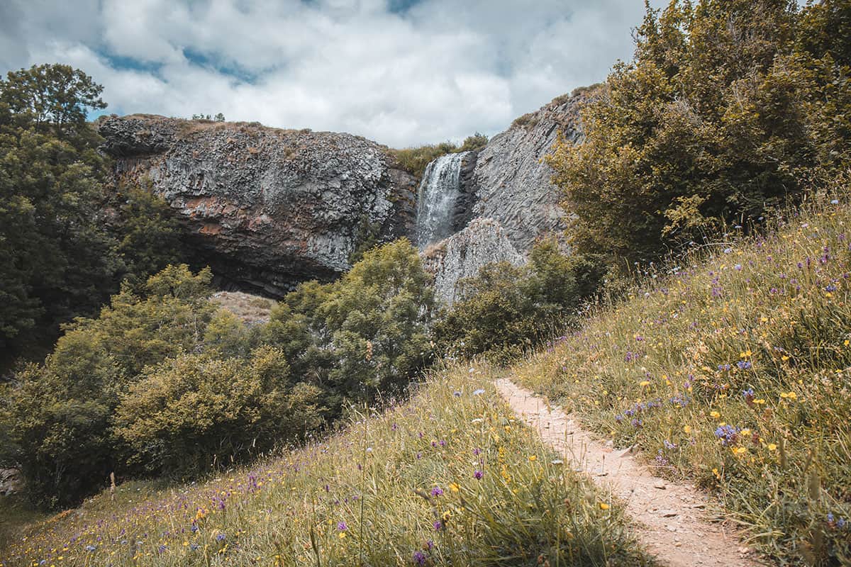 La cascade du Déroc en toile de fond de cette balade 