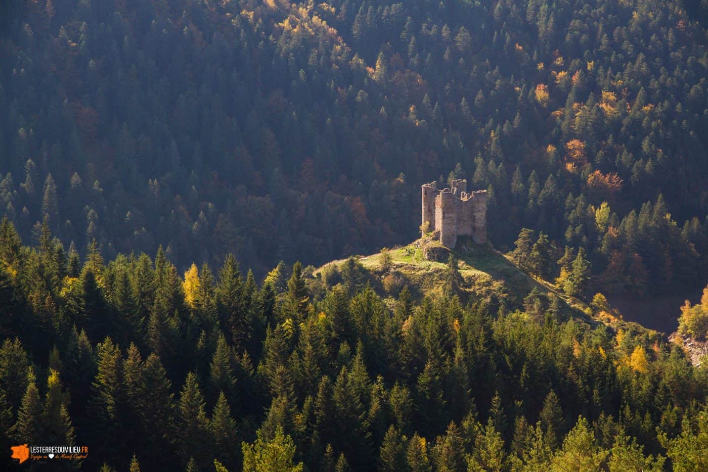 Le Château d'Alleuze en automne