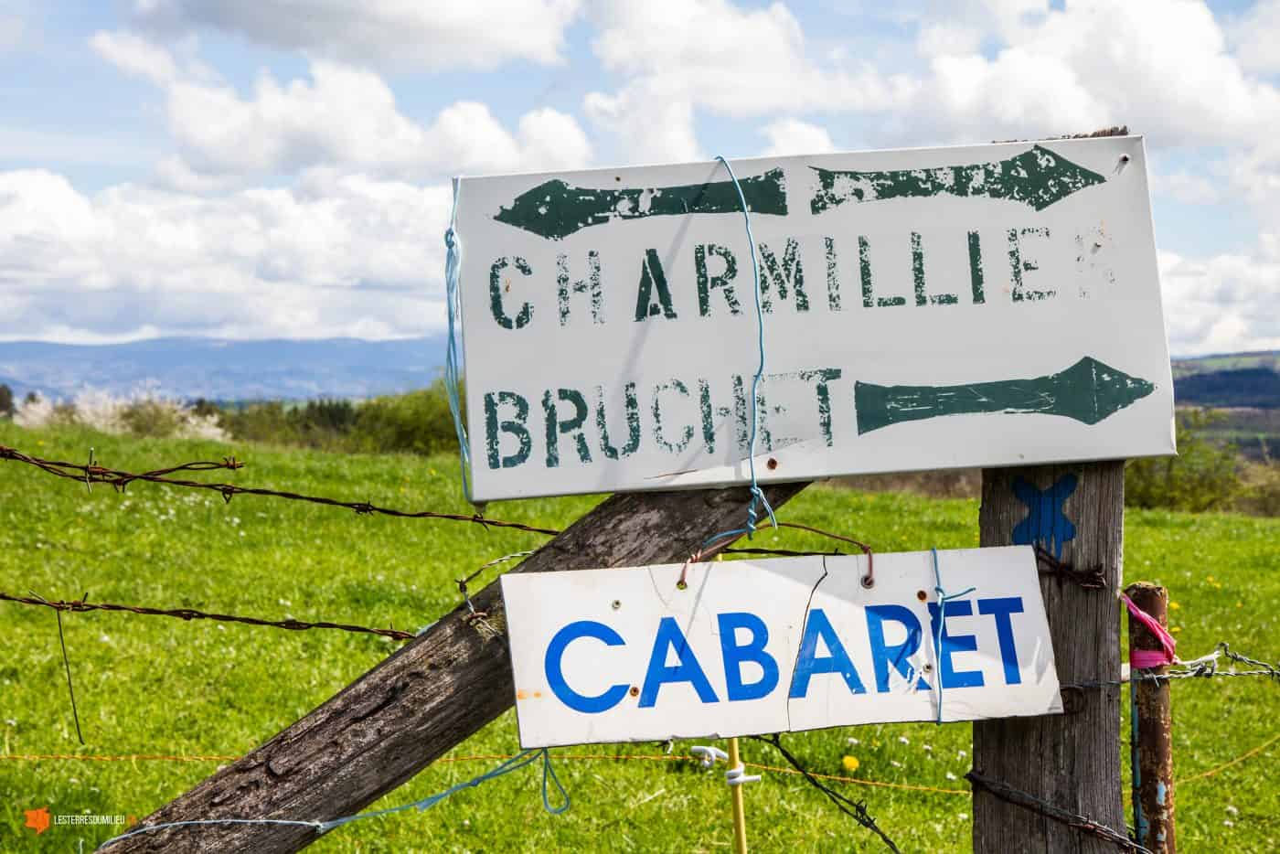 panneau d'un cabaret près de Mauzun
