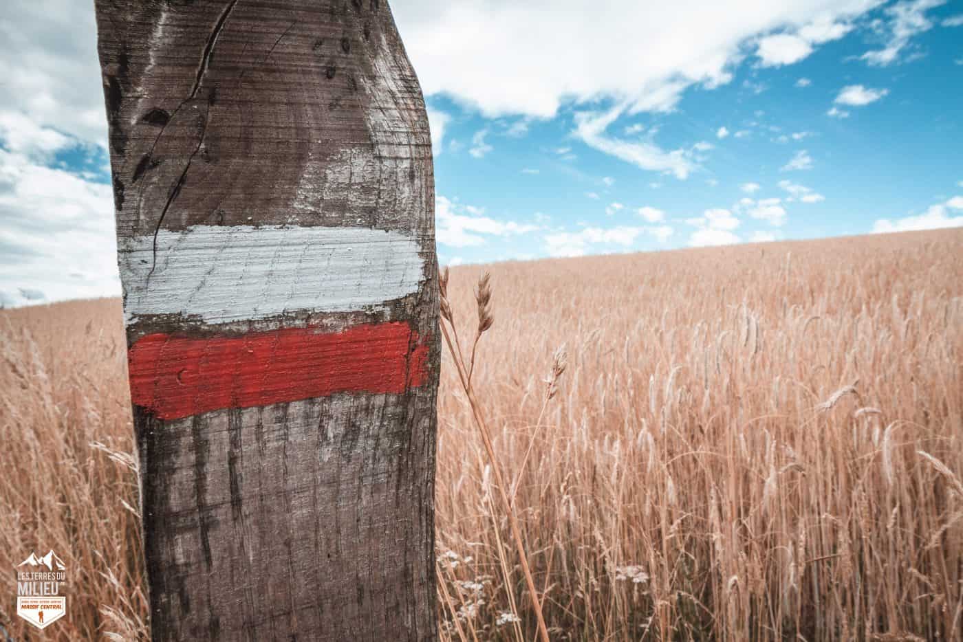 Symbole du GR peint sur un piquet en Ardèche