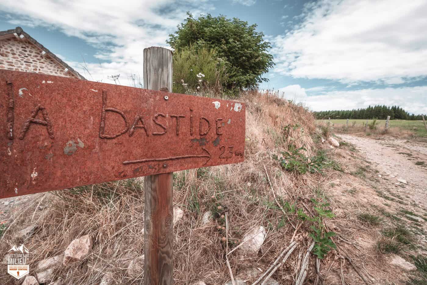 Panneau indiquant le village de La Bastide