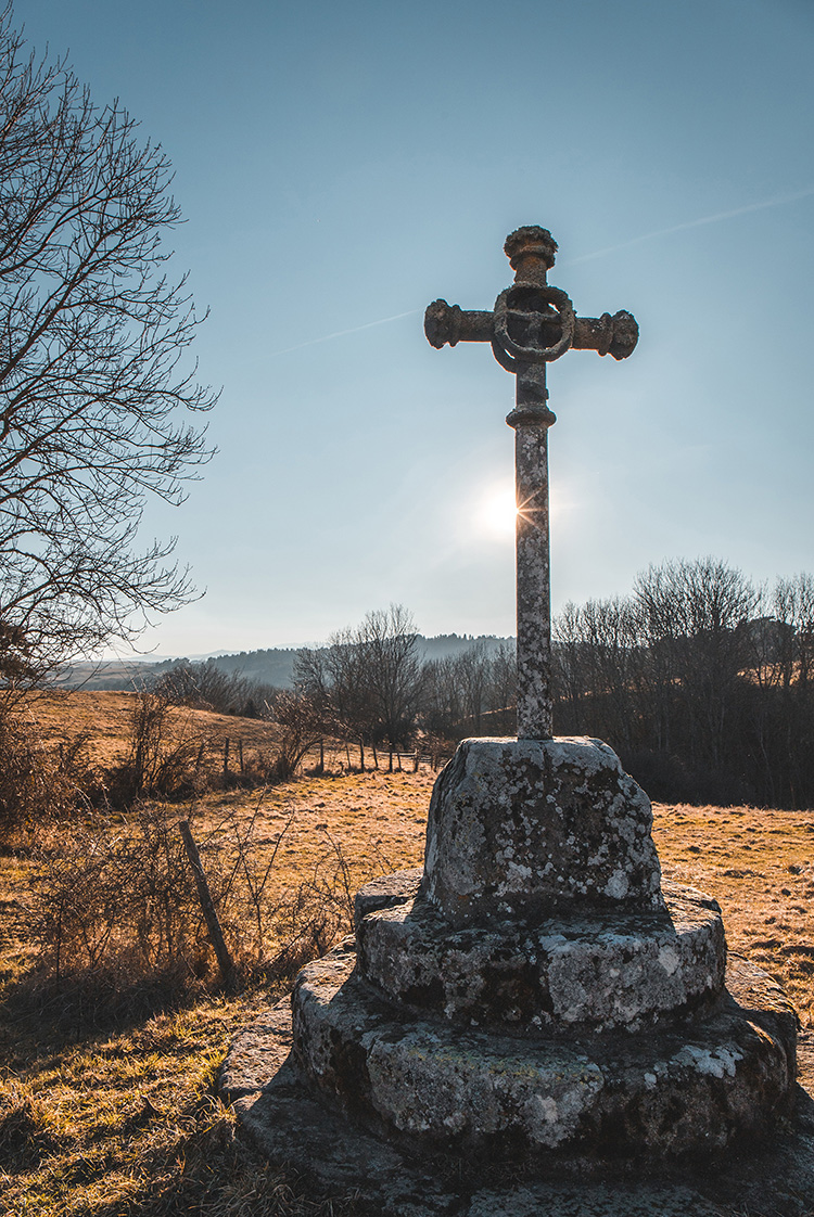 Croix ancienne près de Fohet en Auvergne