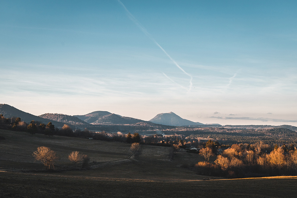 Panorama depuis le plateau de Phialeix sur le puy de Dôme