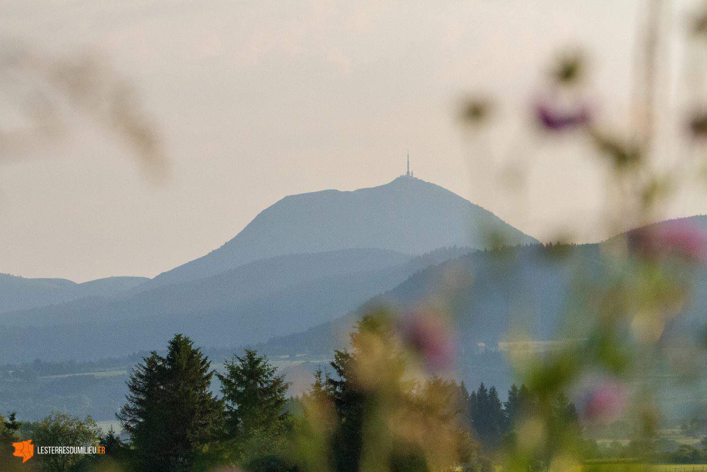 Le Puy-de-Dôme au loin