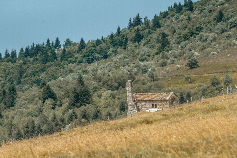 © P. Villemejane, Les Terres du milieu Chapelle sous Pierre sur Haute dans le Forez