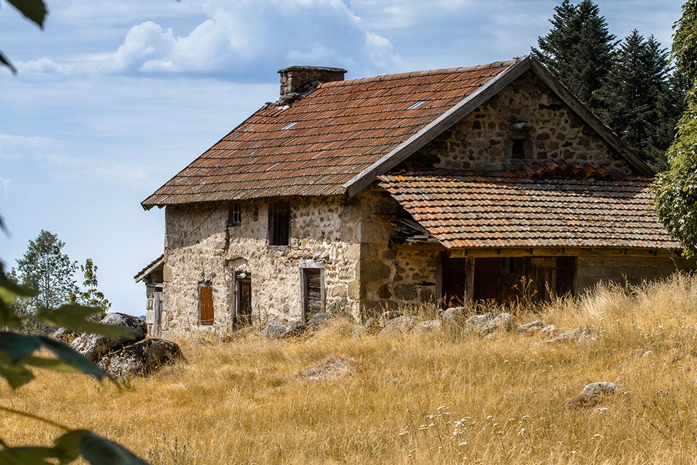 © P. Villemejane, Les Terres du milieu Jasserie chez Lire dans la vallée du Fossat