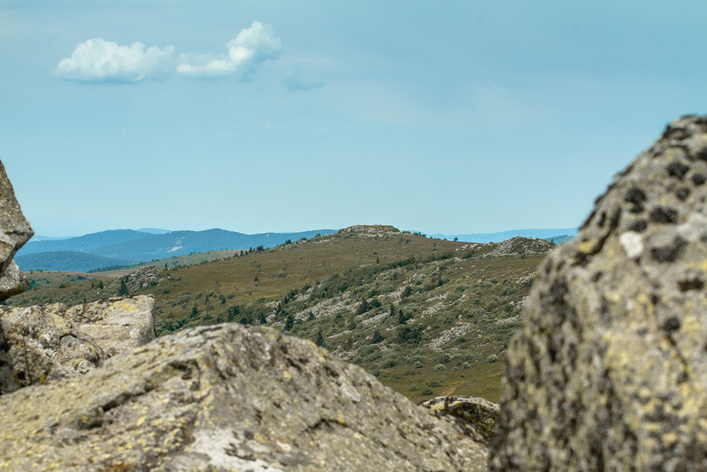 © P. Villemejane, Les Terres du milieu Le Peyre Mayou depuis Pierre sur Haute dans le Forez