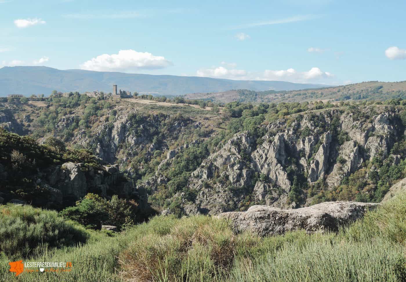 Les gorges du Chassezac et à l'arrière plan le village de la Garde-Guérin