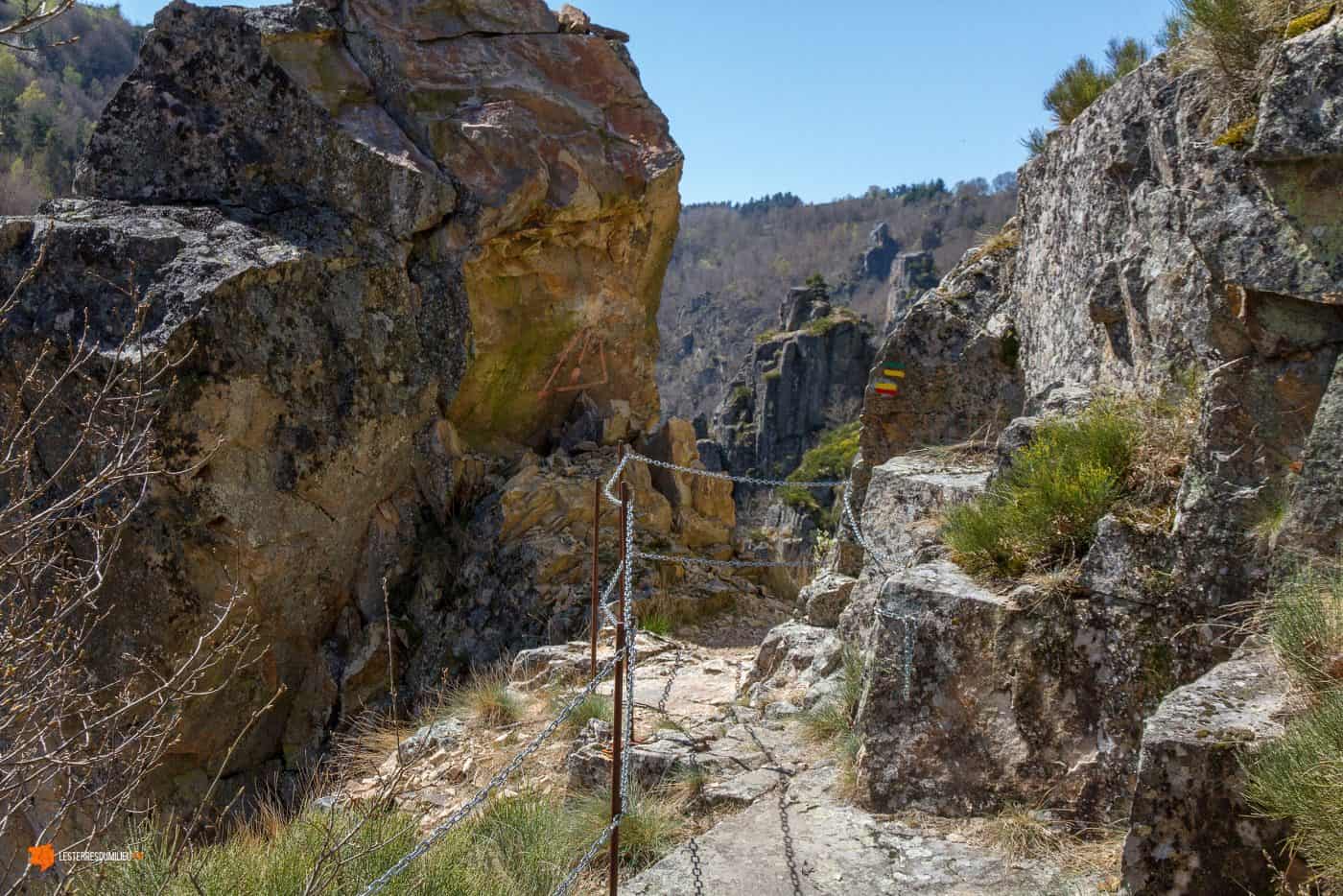 Sentier aménagé dans les gorges du Bès dans le Cantal