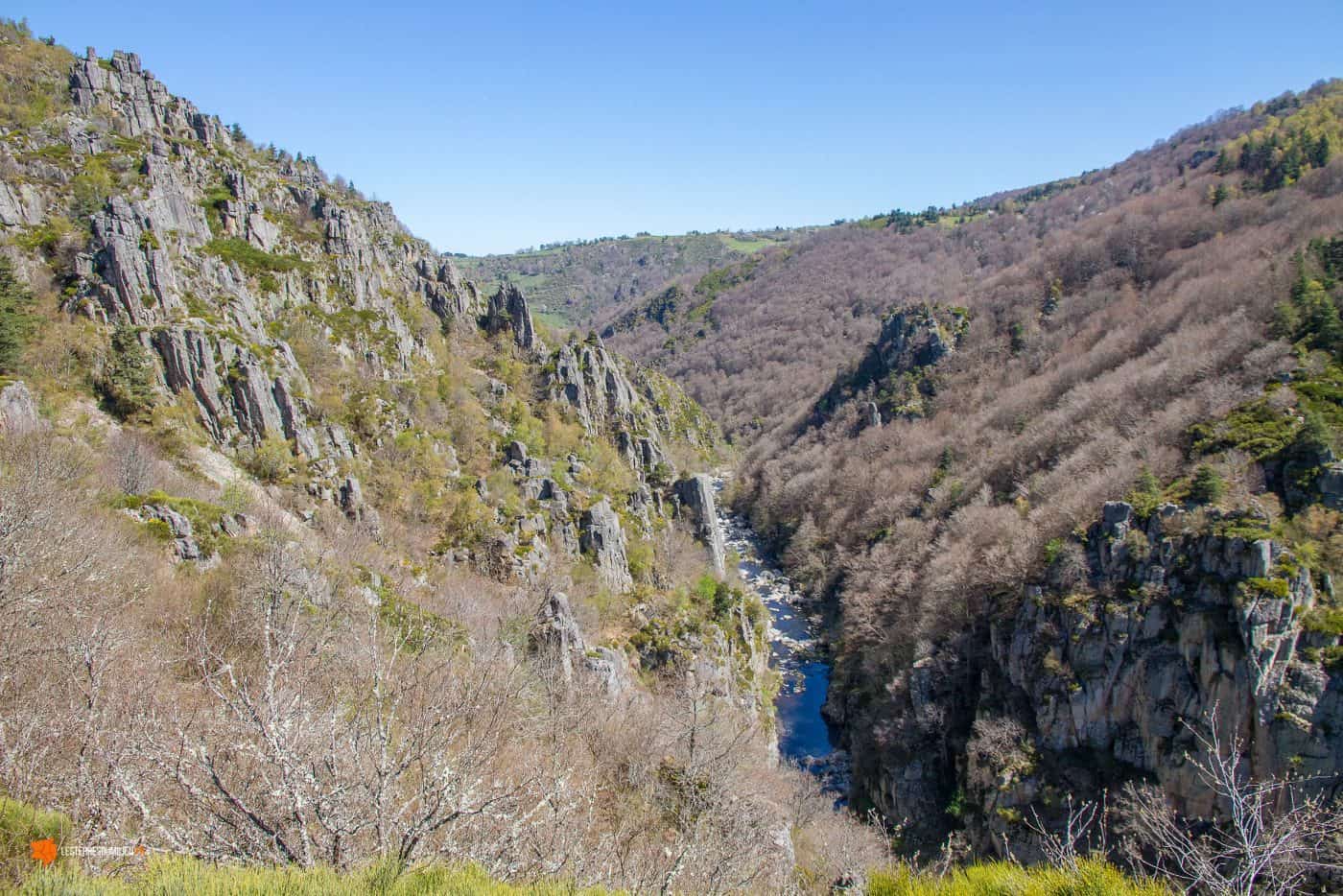 Vue plongeante sur les gorges du Bès