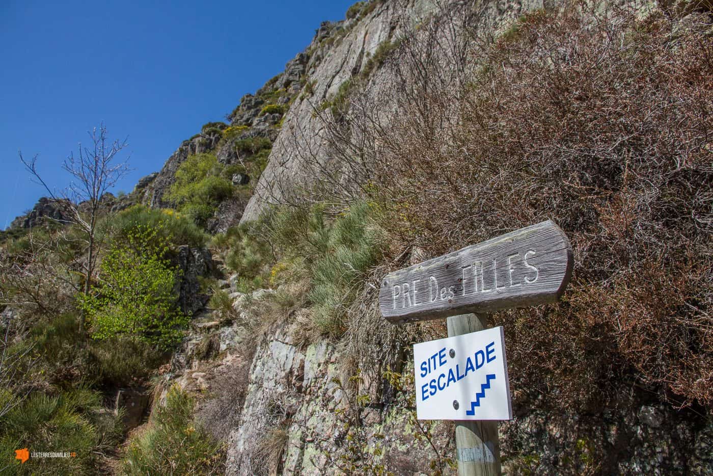 Panneau d'escalade dans les gorges du Bès