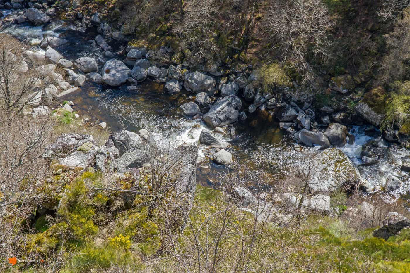 La rivière du Bès dans le Cantal