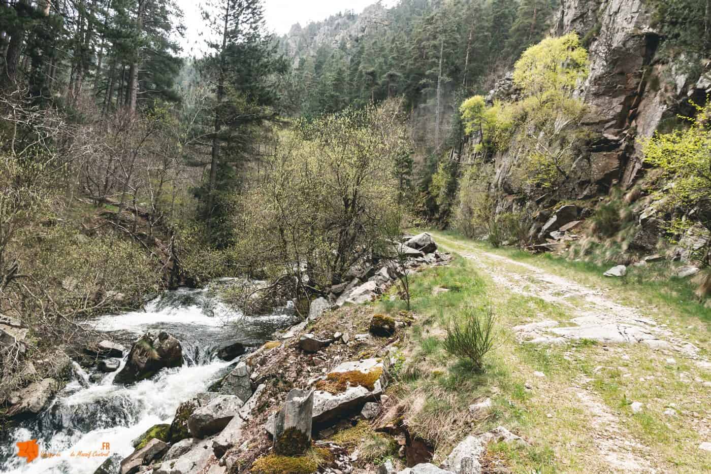 Piste à travers les gorges du Bramont en Lozère