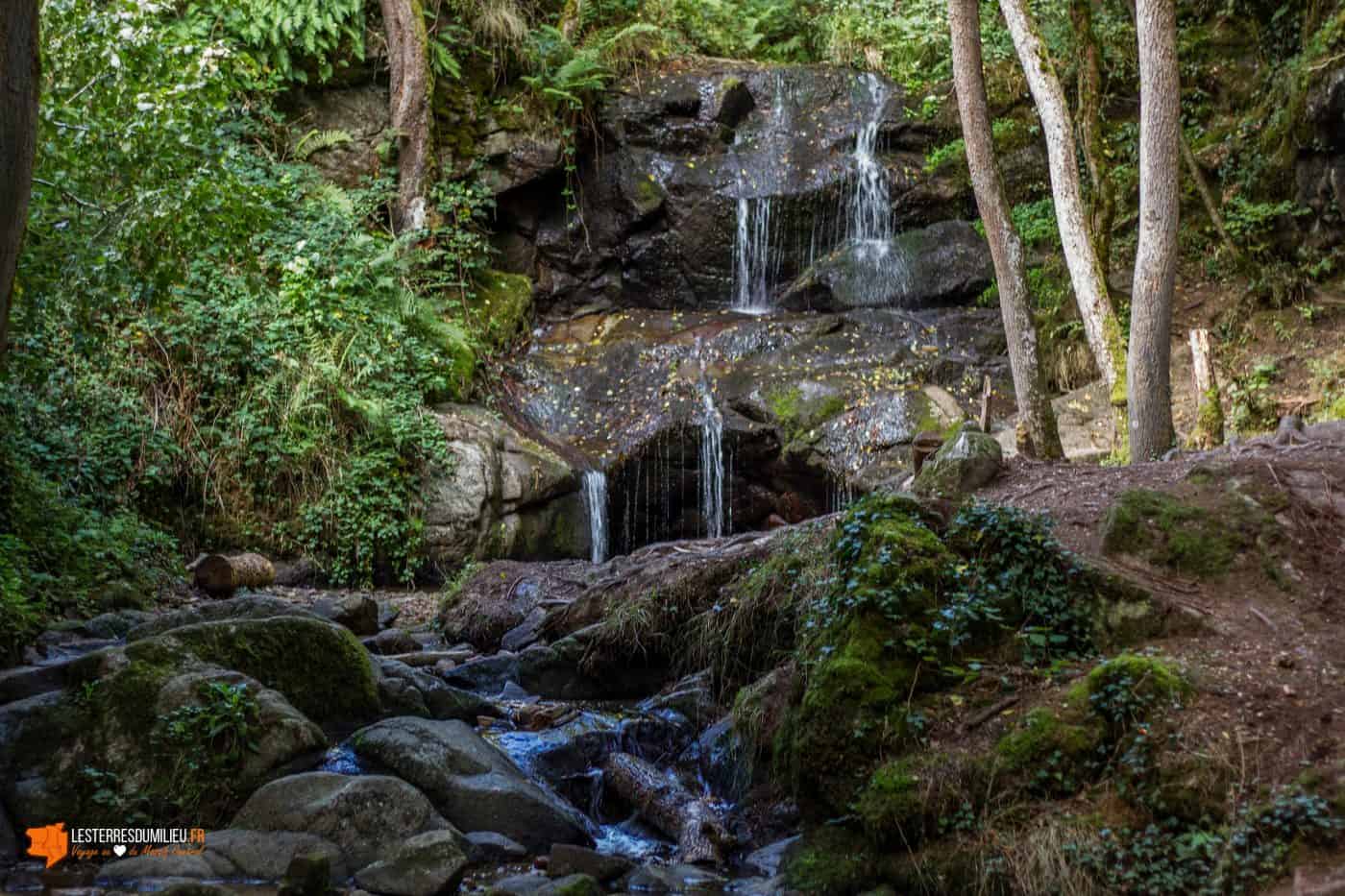 Ruisseau et cascade dans les gorges d'Enval