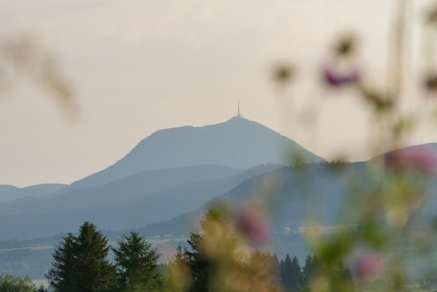 Le puy-de-Dôme vu près du Lac Servières