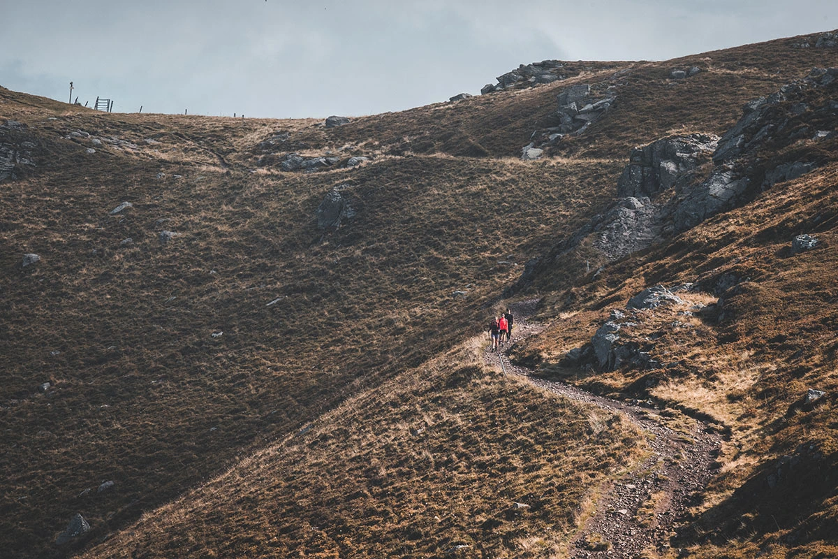 Randonneurs sous le Plomb du Cantal