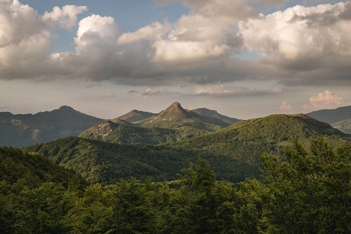 Le puy Griou en majesté au milieu des monts du Cantal