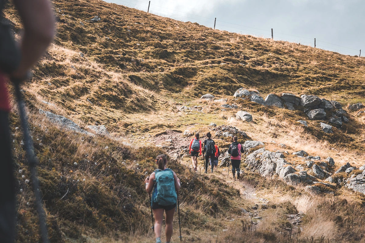 Randonneurs sur le GR400 près de Thiézac