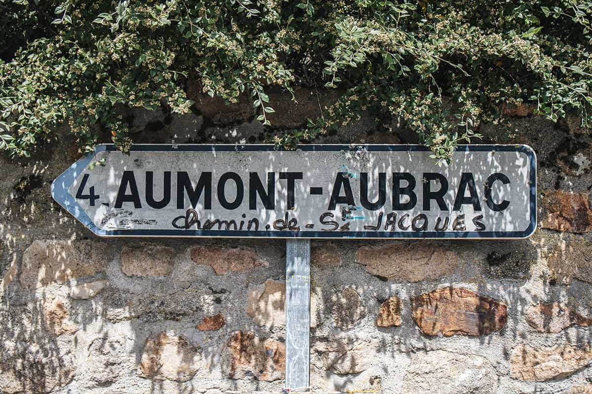 Panneau directionnel vers Aumont-Aubrac