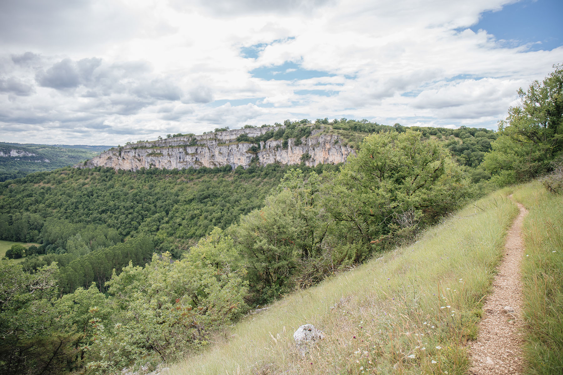 sentier le long des falaises du Causse