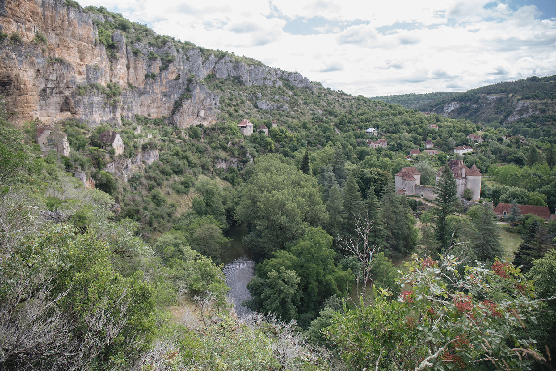 Le célé coule au fond de la vallée 