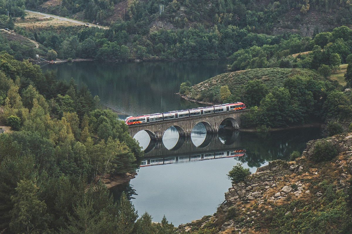 Train Cévenol sur le pont au-dessus du Chassezac