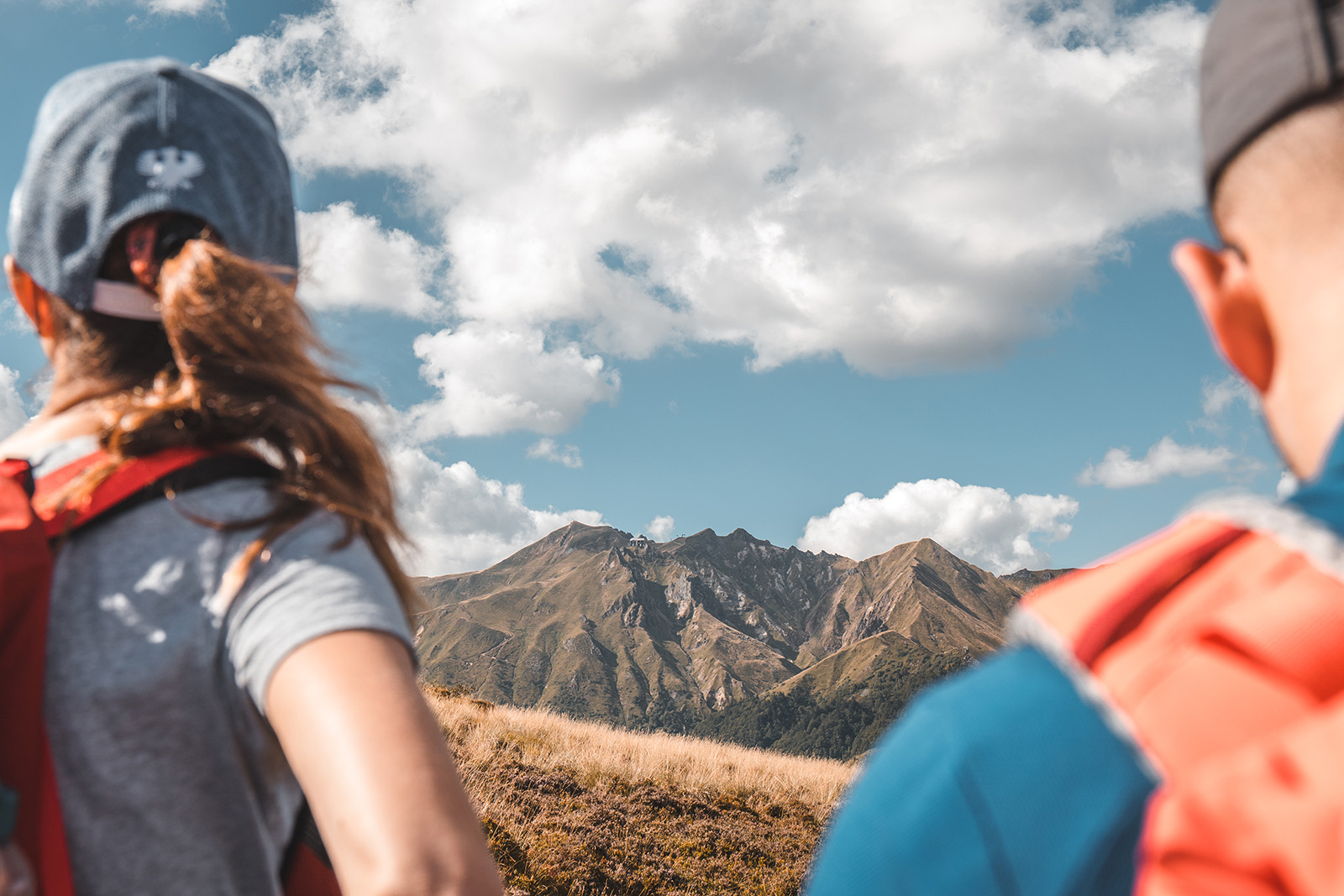 Randonneurs sur le plateau de Durbise dans le Sancy