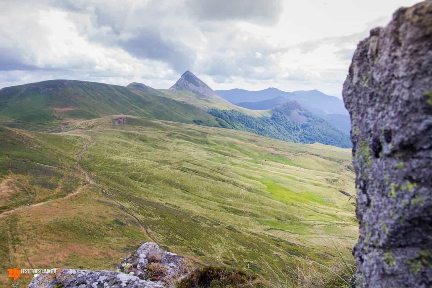 Le Puy Griou, au fond, capturé depuis les crêtes du Cantal