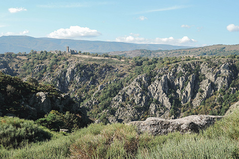 Gorges du Chassezac et village de la Garde-Guérin