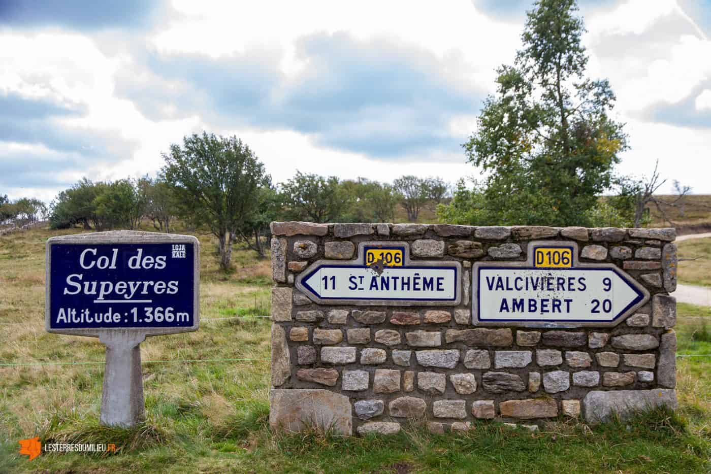 Panneaux routiers au col des Supeyres