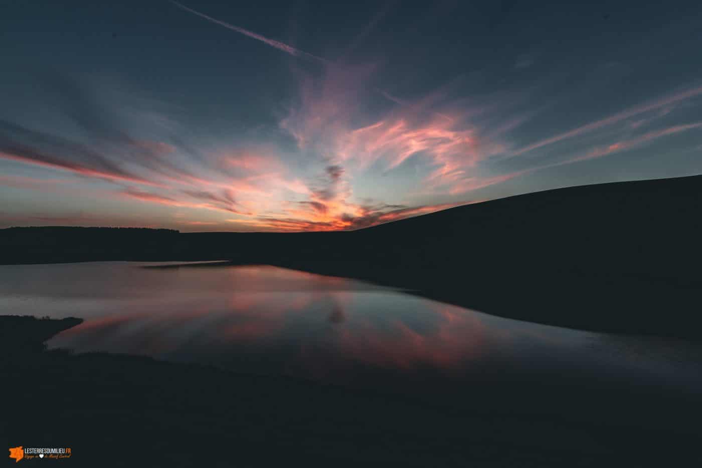 Reflets sur le lac de Saint-Alyre dans le Cézallier