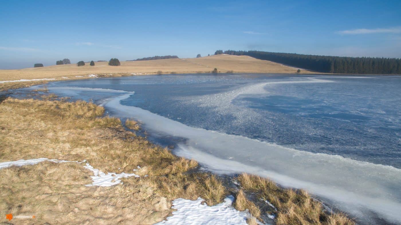 Le lac de Bourdouze à la fin de l'hiver