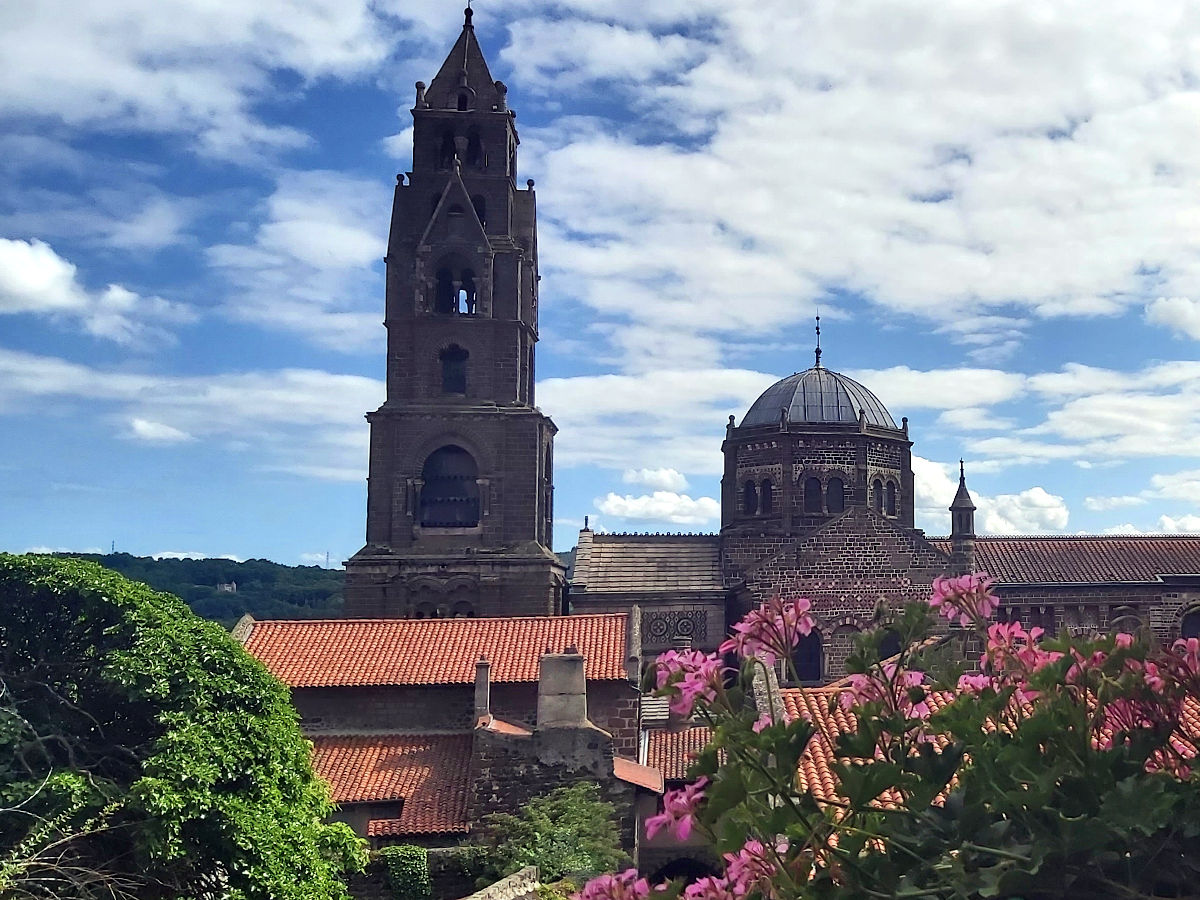 Cathédrale notre-dame du Puy, vue depuis la statue Notre Dame de France