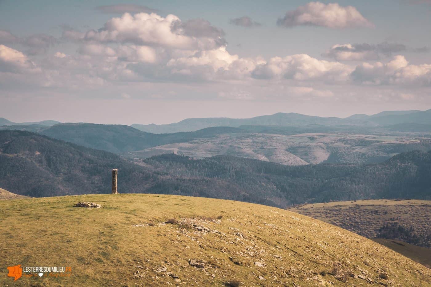 Menhir aux Bondons et face aux Cévennes