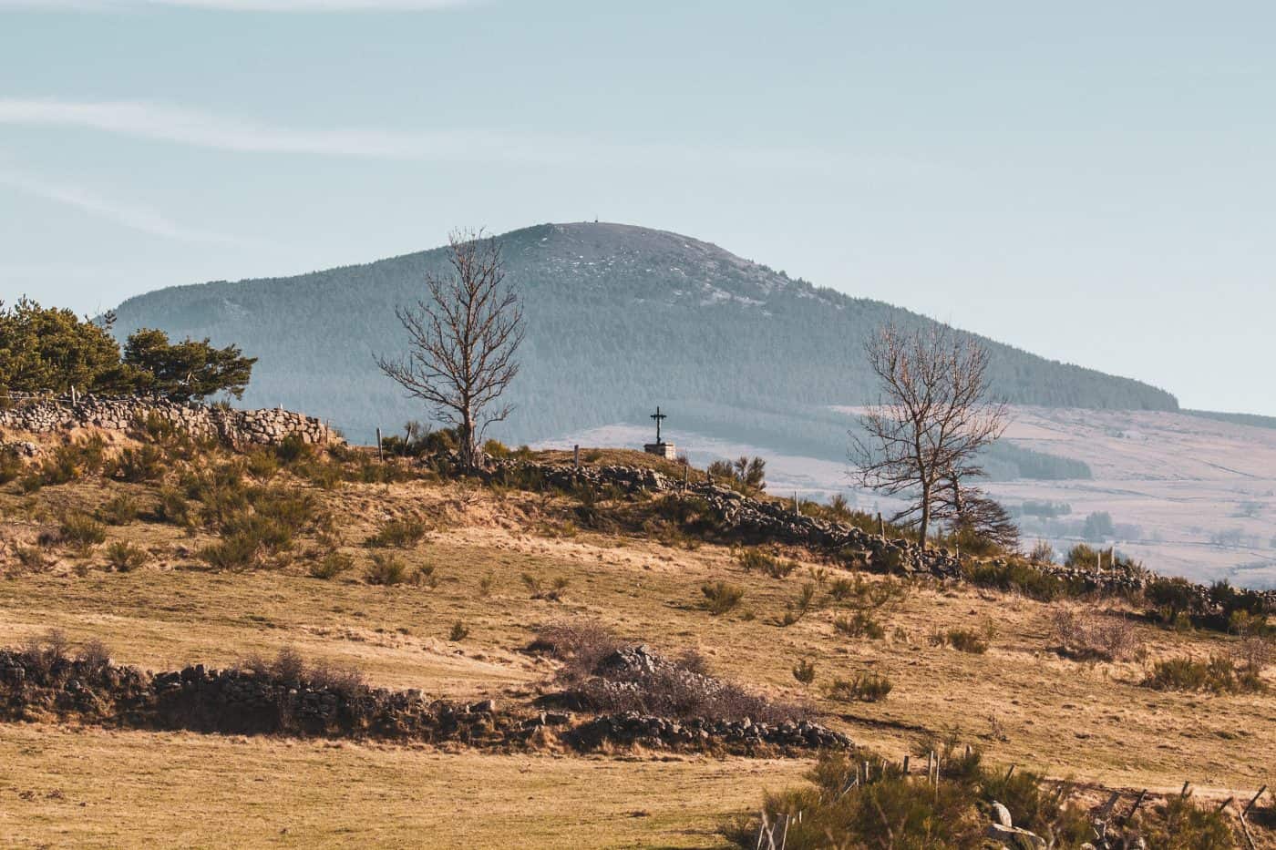 © P. Villemejane, Les Terres du milieu Le mont Alambre, près du Mézenc, vu depuis le plateau de Freycinet
