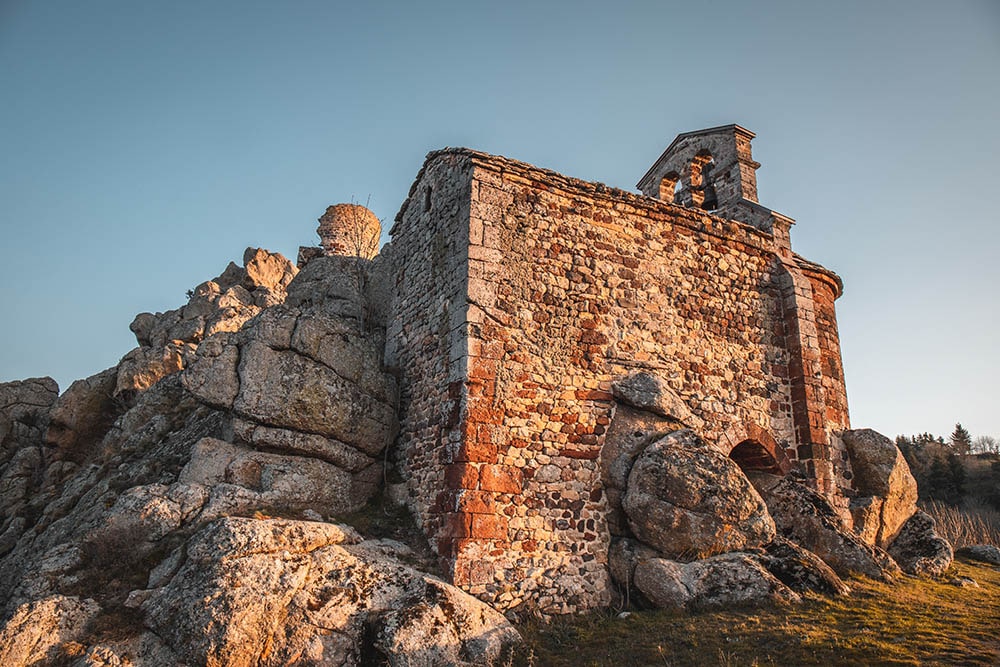 La chapelle de Rochegude dans les gorges de l'Allier