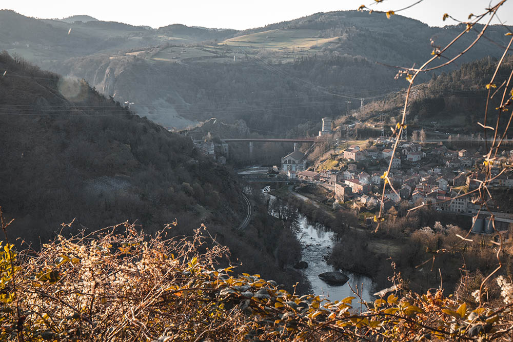 Vue plongeante sur Monistrol d'Allier et les gorges de l'Allier