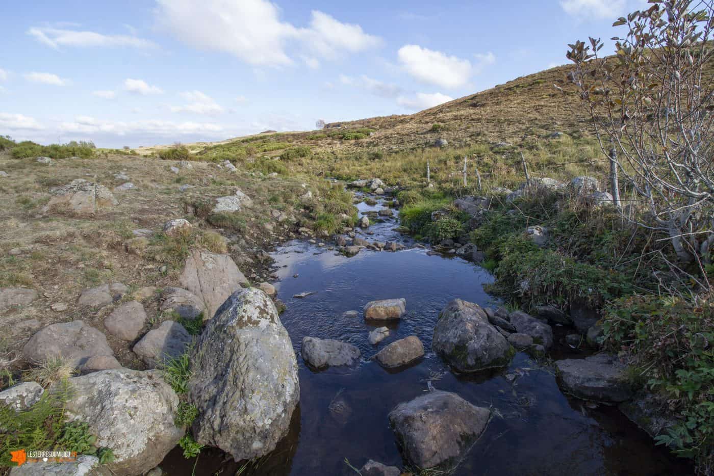 Le Bès, près de sa source, ruisseau sur l'Aubrac 